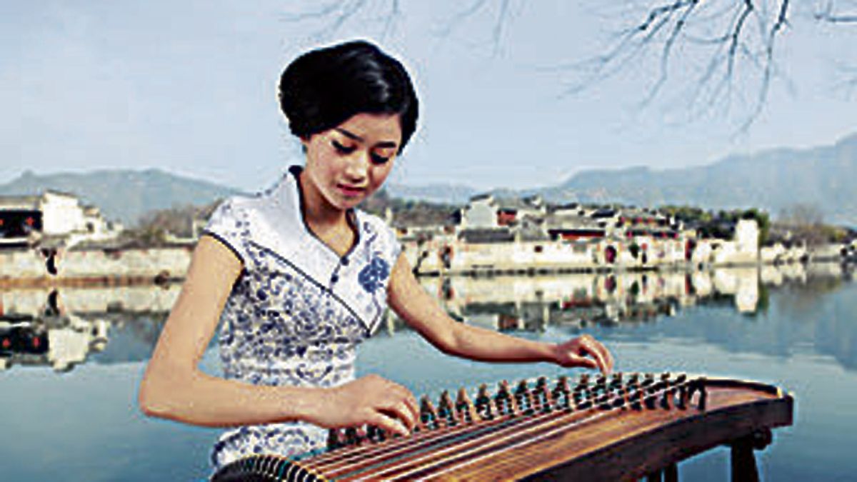 Una intérprete del instrumento tradicional chino (Guzheng).
