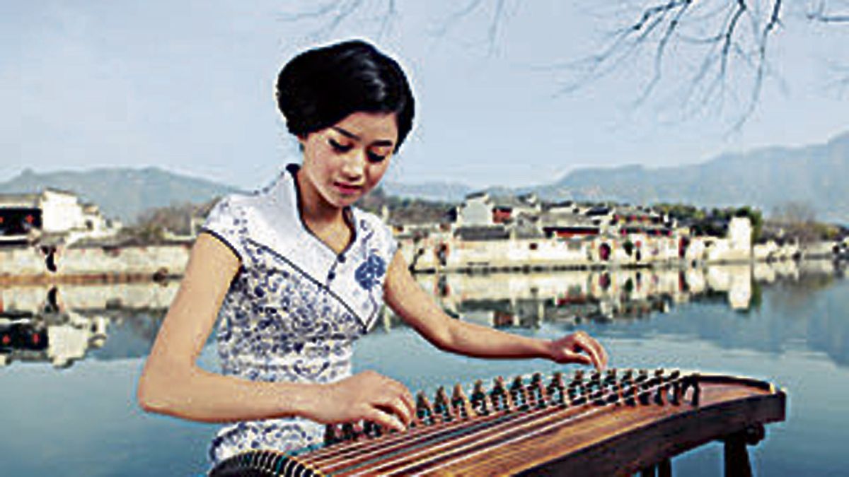 Una intérprete del instrumento tradicional chino (Guzheng). Una intérprete del instrumento tradicional chino (Guzheng).