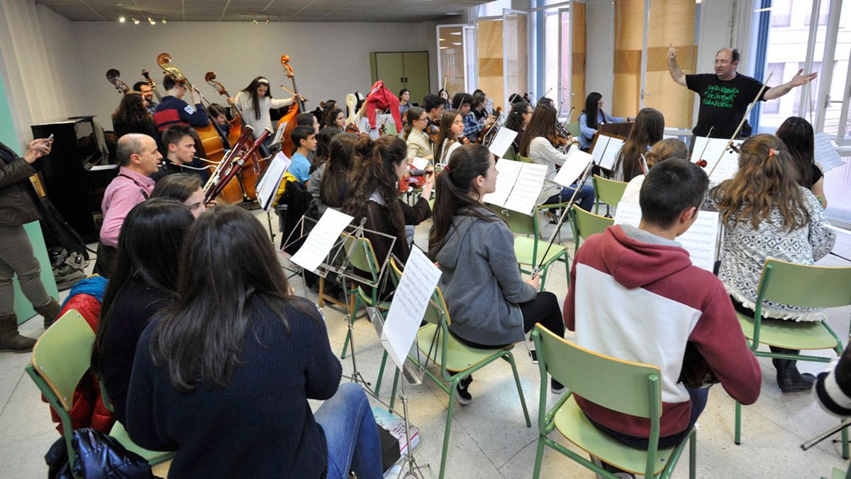 Los jóvenes músicos saltarán del aula a las tablas mañana. | M.P.