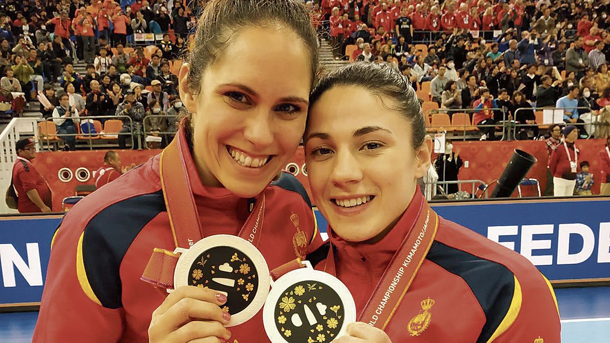 Mireya, a la izquierda, con la medalla de subcampeona del mundo.