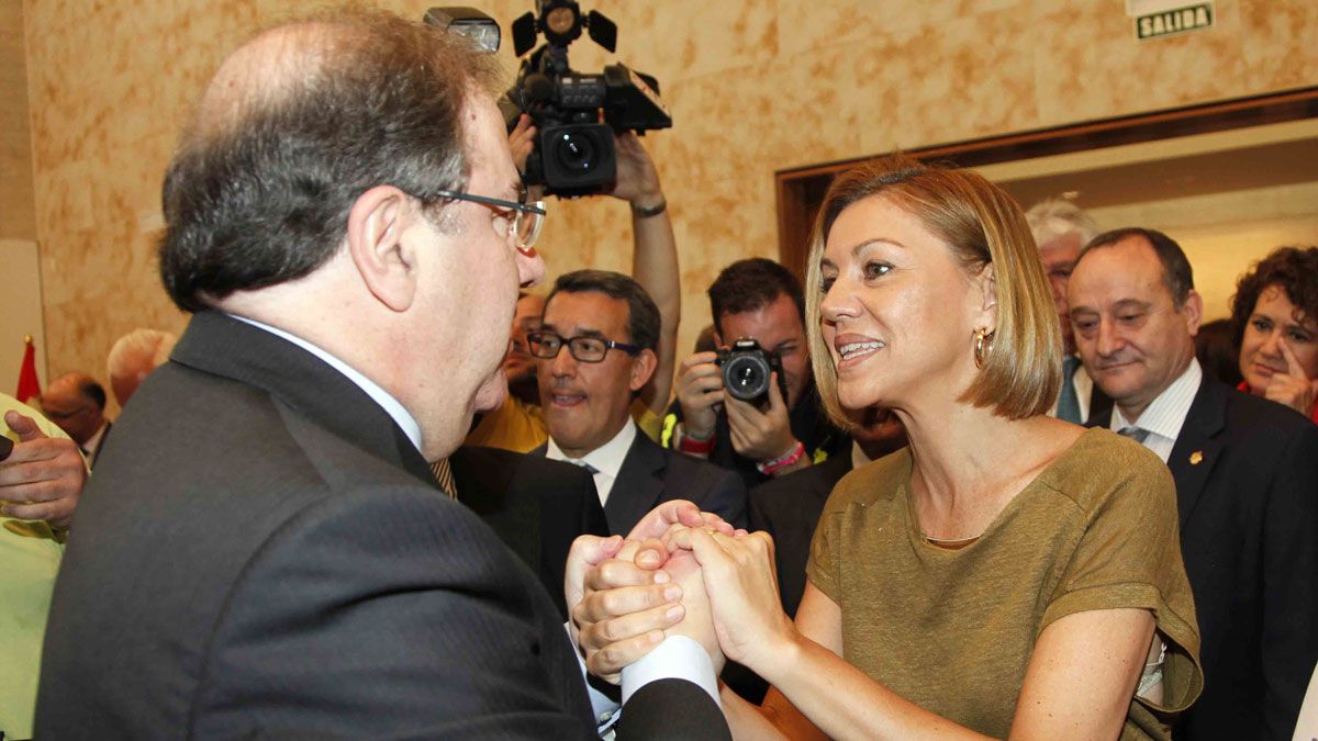 María Dolores de Cospedal se despide de Juan Vicente Herrera tras la toma de posesión como presidente de la Junta de Castilla y León. | MIRIAM CHACÓN (ICAL)