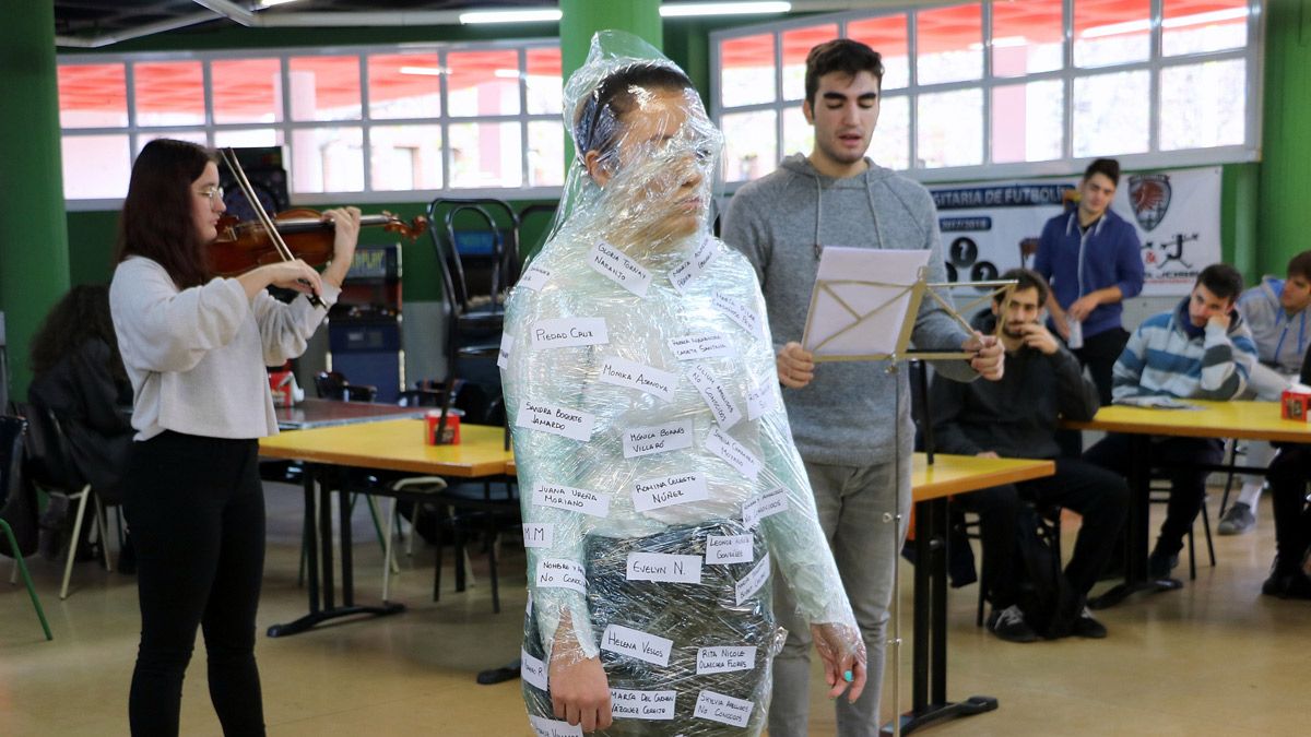 Imagen de una performance organizada en la Universidad de León para concienciar sobre la necesidad de avanzar en políticas de género. | L.N.C.