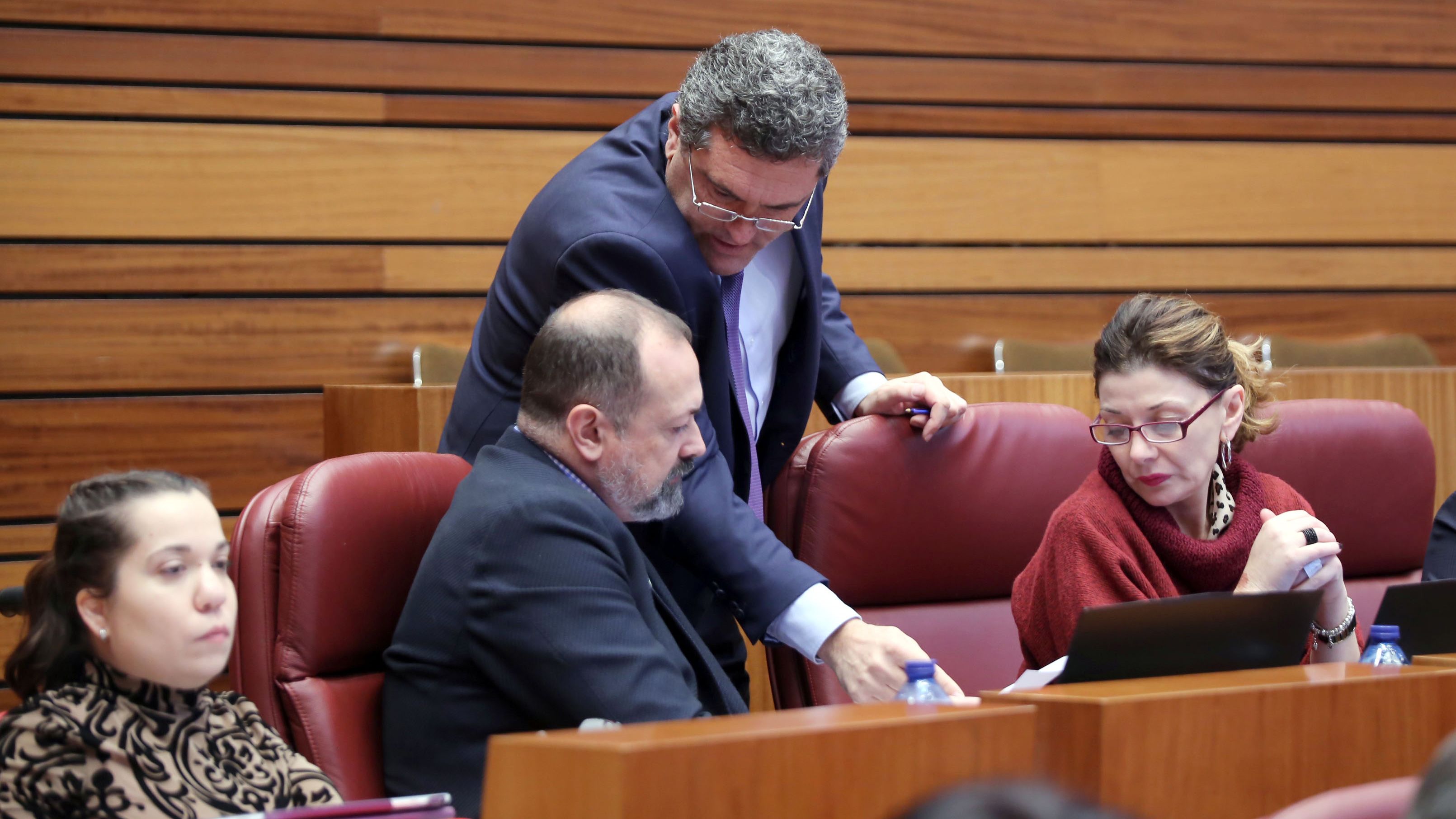 El procurador de Por Ávila, Pedro José Pascual, conversa con los procuradores socialistas Eugenio Hernández y Soraya Blázquez durante el Pleno de las Cortes. | ICAL