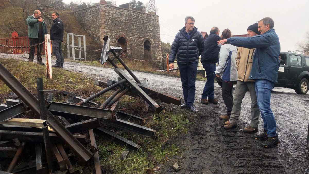 El delegado territorial de la Junta en León, Juan Martínez Majo, y el alcalde de La Robla, Santiago Dorado, junto con los técnicos, visitan las instalaciones de la empresa minera. | ICAL