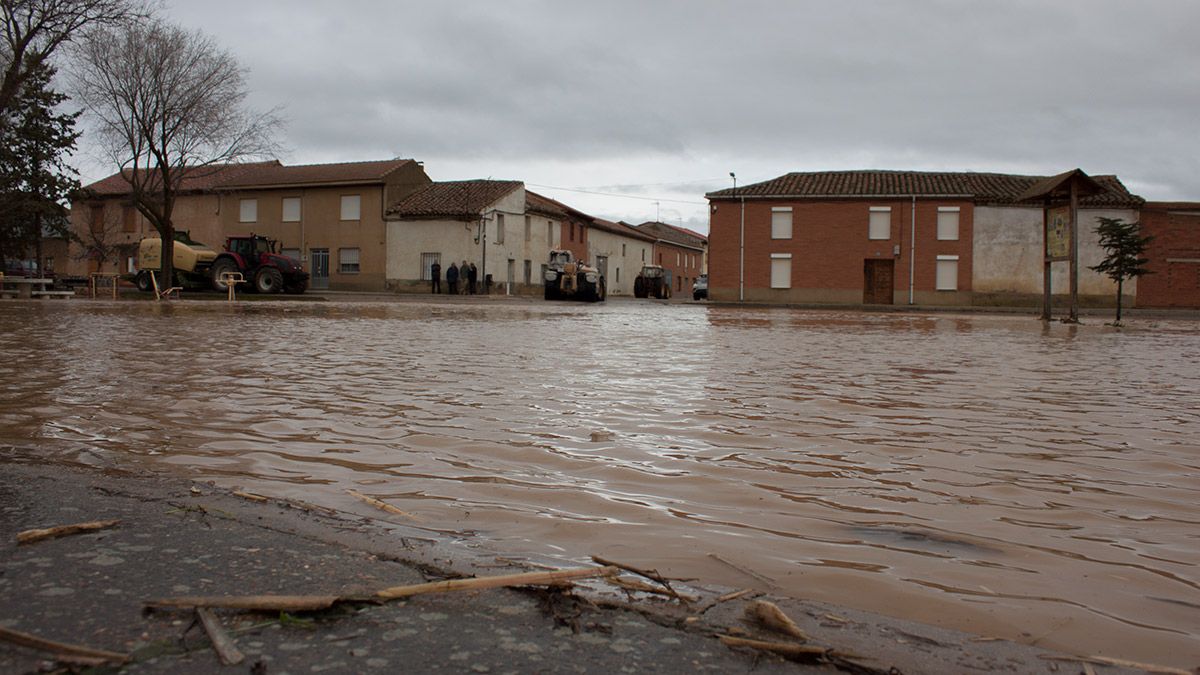 Hacía años que el Esla no entraba a ‘pasearse’ por las calles de Cimanes de la Vega. | T.G.