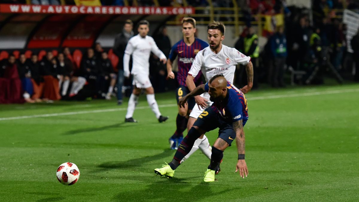 Sergio Marcos presiona a Arturo Vidal durante el último choque de Copa de la Cultural. | SAÚL ARÉN