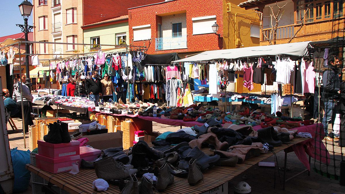 Los domingos, además del mercado dominical, el comercio local de Santa María del Páramo abre.