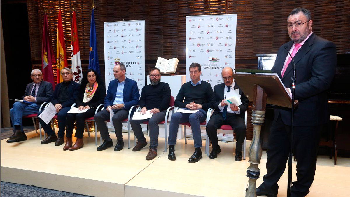 El presidente Eduardo Morán acompañado de los galardonados en los diversos apartados, Libro Leonés, Novela Corta y Poesía. | CARLOS S. CAMPILLO (ICAL)