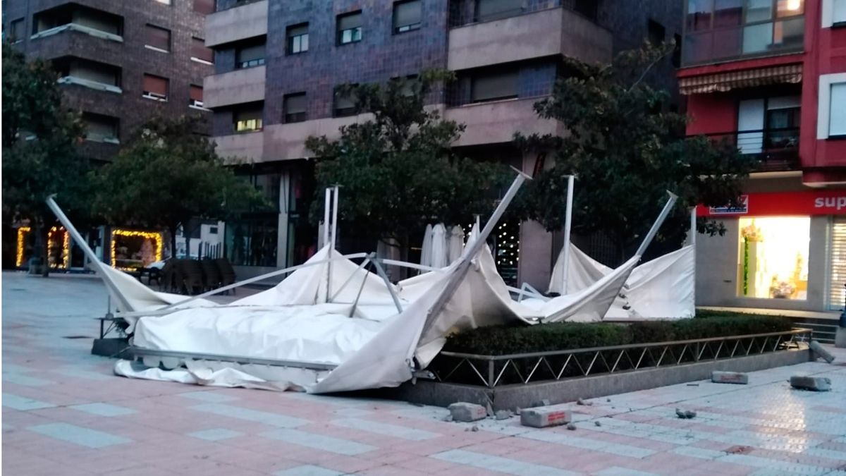 El viento arrancó la carpa y la trasladó varios metros. | J.C. IGLESIAS