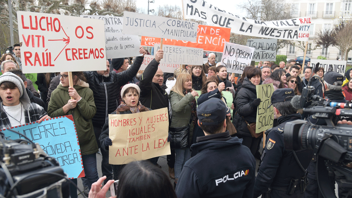 Manifestación en Aranda de Duero de apoyo a los futbolistas condenados por violación a una menor. | Ical