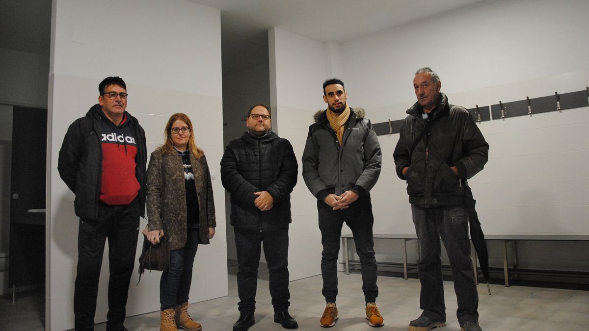 Los responsables municipales presentan las obras realizadas en el polideportivo. | ABAJO