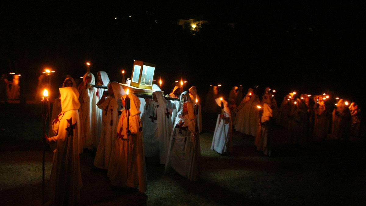 Desfile templario celebrado en la medianoche del sábado y que congregó en Ponferrada a más de 15.000 personas. | César Sánchez (Ical)