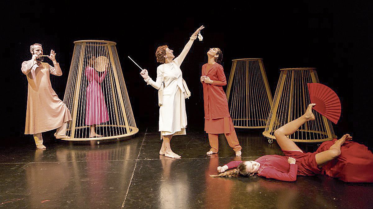 Un momento de la representación de la obra teatral de Bertolt Brecht ‘La excepción y la regla’, que este viernes llega a El Albéitar.