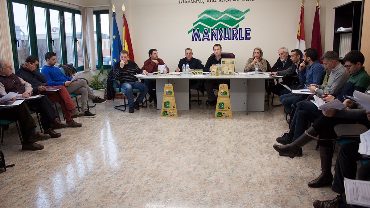 Un momento de la asamblea de Mansurle celebrada este viernes por la mañana. | T.G.