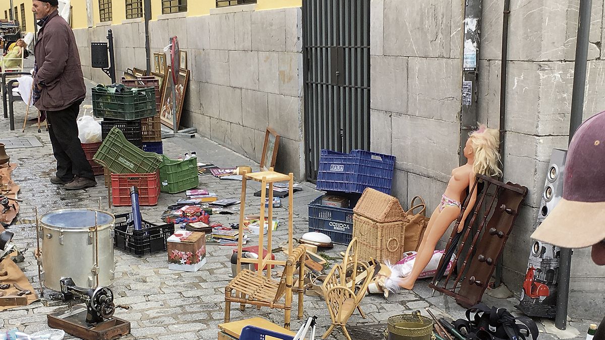 El Rastro de antigüedades de la calle Canórdiga antes de la presentación de ‘Mortuario’.