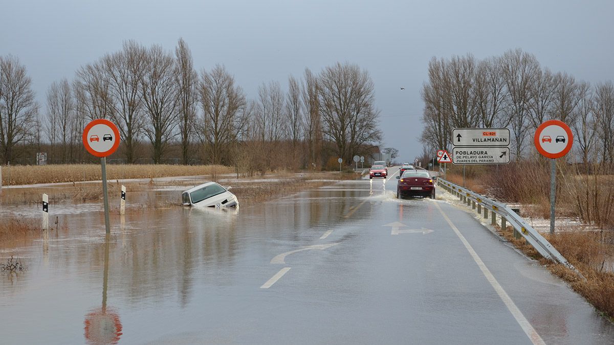 Balsa de agua en la carretera CL-621 entre Santa María y Villamañán. | T.G.