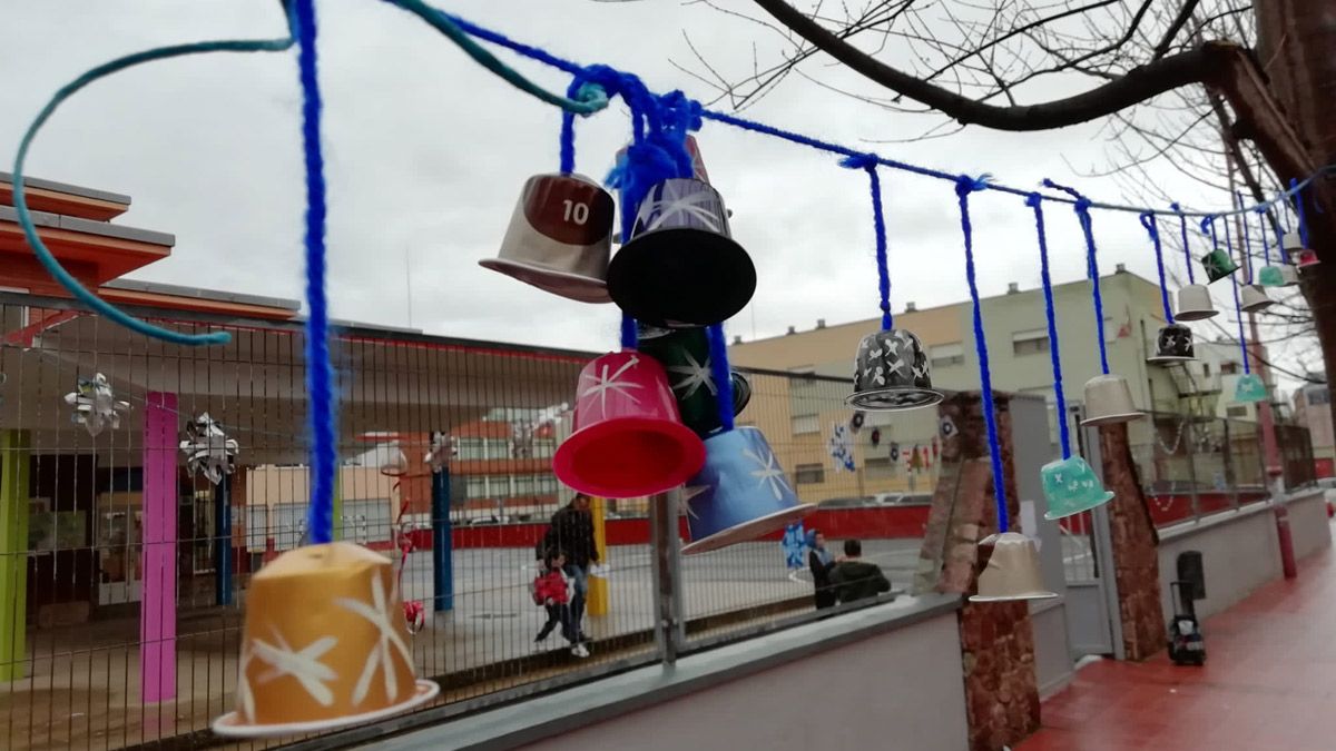 Las calles están decoradas esta Navidad con materiales reciclados.  | L.N.C.