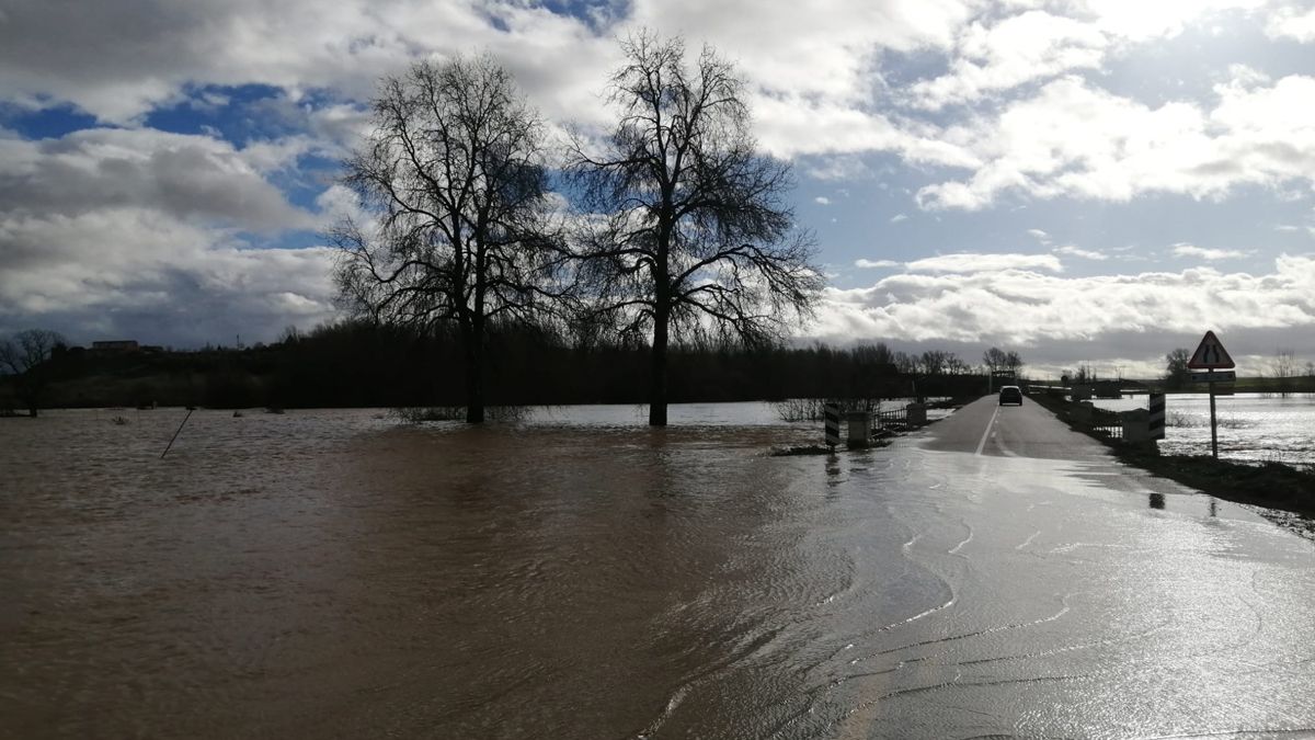 La carretera entre Villaquejida y Valderas, invadida por el agua. | L.N.C.