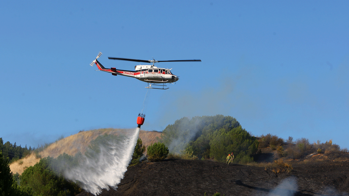Un helicóptero sofoca un incendio en el Bierzo, en una imagen de archivo. | César Sánchez (Ical)