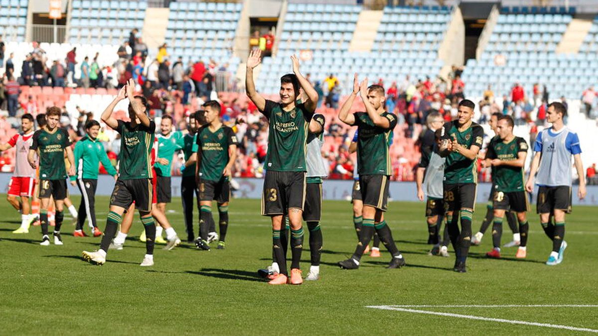 Los jugadores celebran el triunfo con la afición desplazada a Almería. | DIARIO DE ALMERÍA