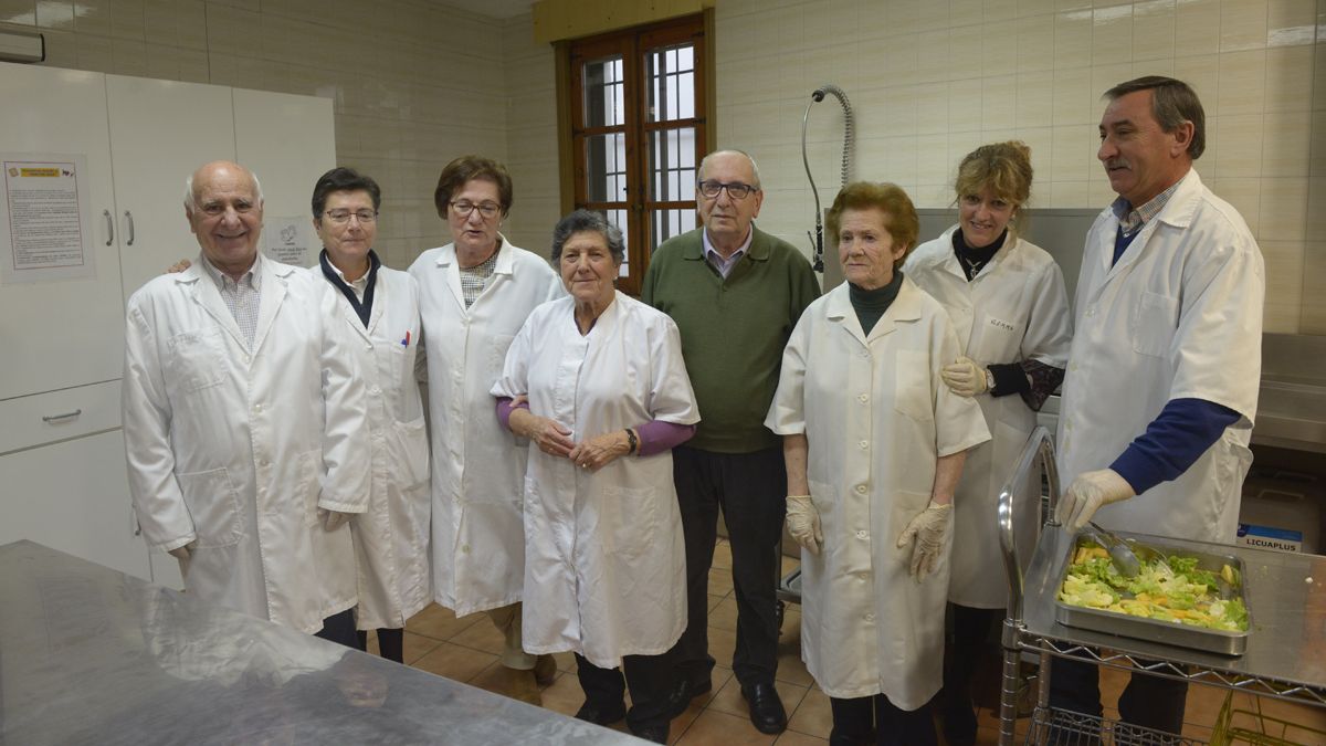 Un grupo de voluntarios de la Asleca junto a su presidente, Félix Llorente, y una de las hijas de la Caridad que están a cargo del comedor. | MAURICIO PEÑA