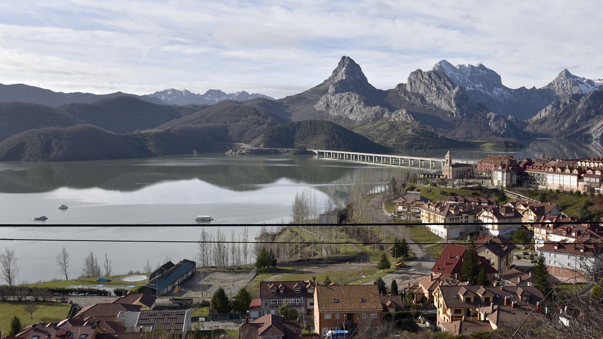 El embalse de Riaño este lunes prácticamente lleno, una estampa inusual para esta época del año. | SAÚL ARÉN