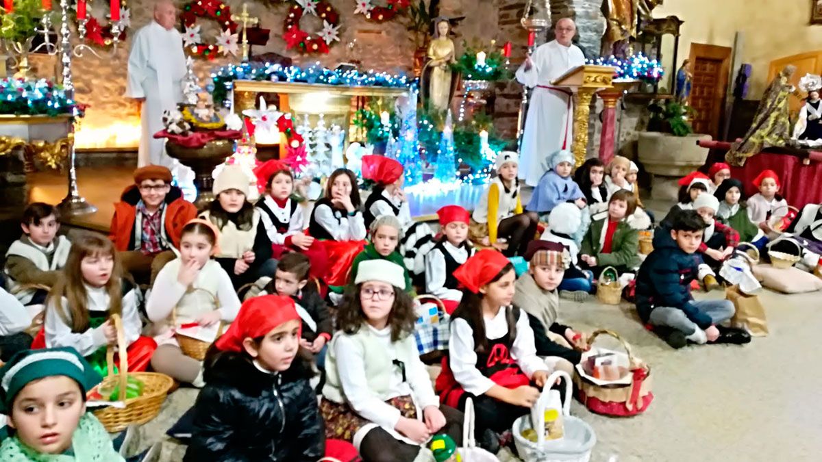 Imagen de la antesala de la salida de los pasos, con los pastorcillos sentados ante el altar. | M.I.