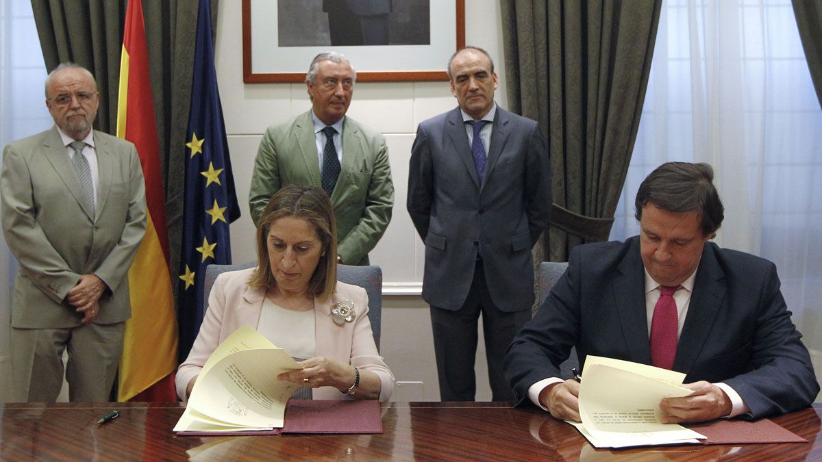 La ministra de Fomento, Ana Pastor firma un convenio con las sociedades concesionarias de autopistas, en la imagen con el presidente de Europistas, Javier Pérez. | JUAN LÁZARO (ICAL)