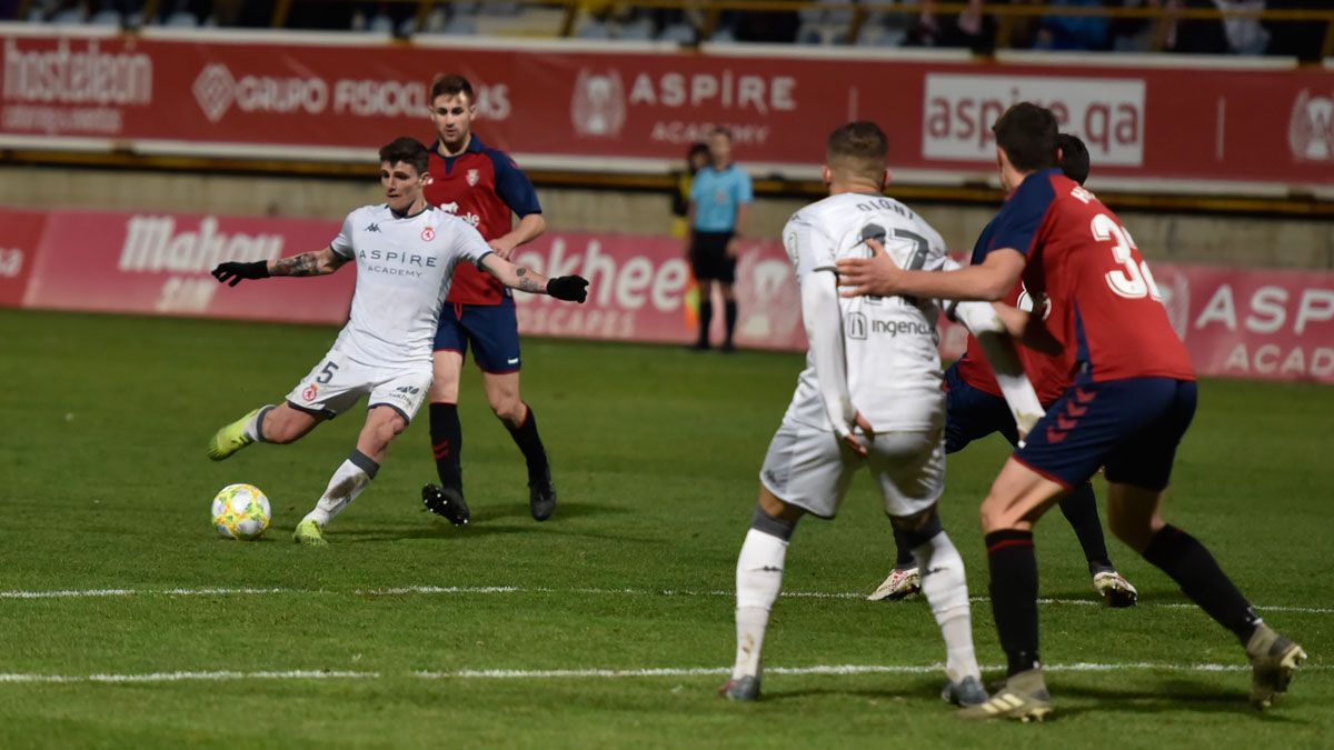 Montes realiza un disparo frente al Osasuna B. | SAÚL ARÉN