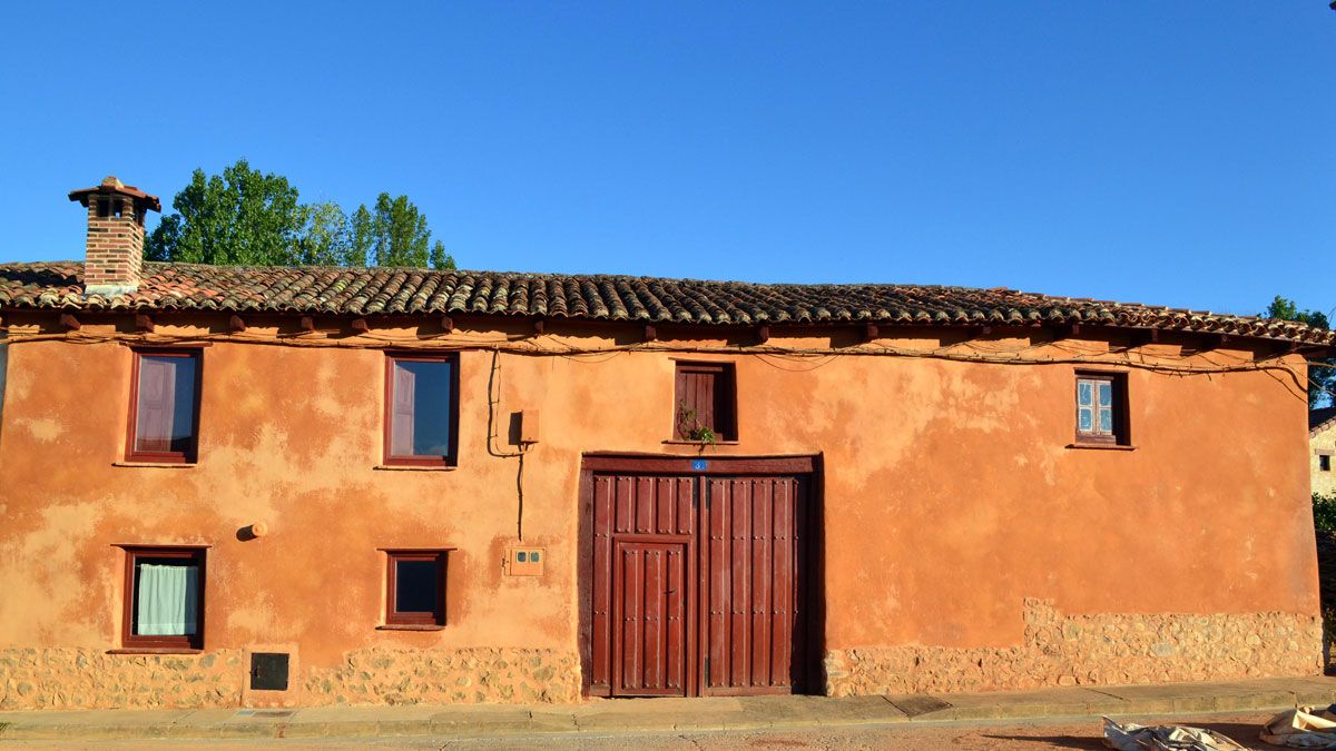 La fachada principal, la norte, de la casa La Provisional de Barrillos de Curueño, restaurada tras el curso 2014. Este año se restaurará la fachada oeste.