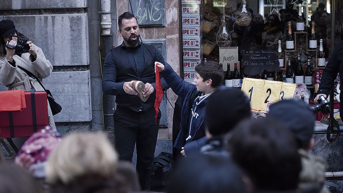 Los magos hacen partícipes a los leoneses, especialmente a los niños, de sus trucos y bromas. | SAÚL ARÉN