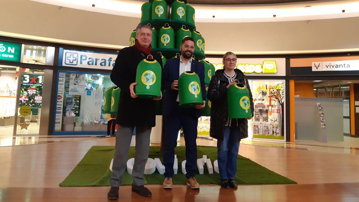 El concejal de Desarrollo Urbano, el gerente de Ecovidrio y la responsable de Márketing de Espacio León durante la presentación del árbol de mini iglús. | L.N.C.