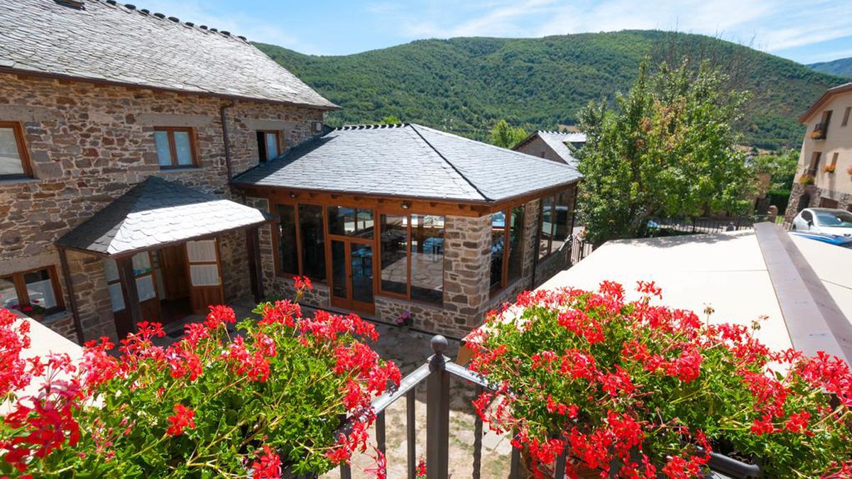 Imagen exterior del hotel rural La Bolera, en Robles de Laciana. | L.N.C.