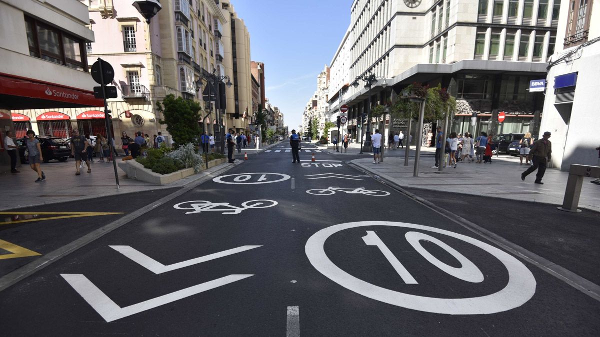Señalización de Ordoño tras las restricciones de tráfico aplicadas desde finales de agosto. | SAÚL ARÉN