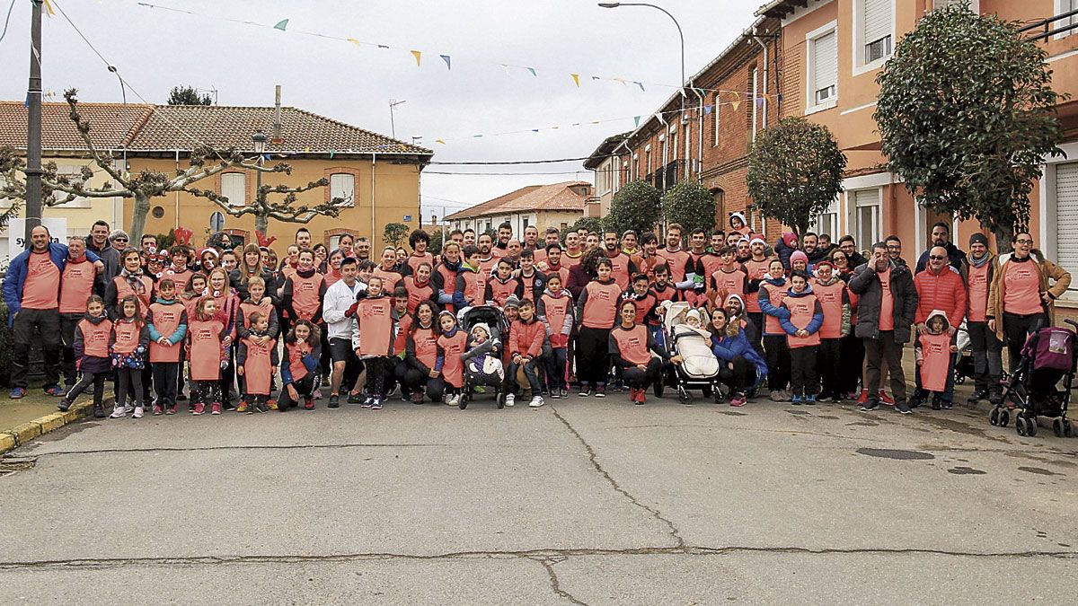 Fotografía de familia de todos los participantes en la cuarta edición del Corre y Come que se celebró en la localidad de Vegas del Condado.