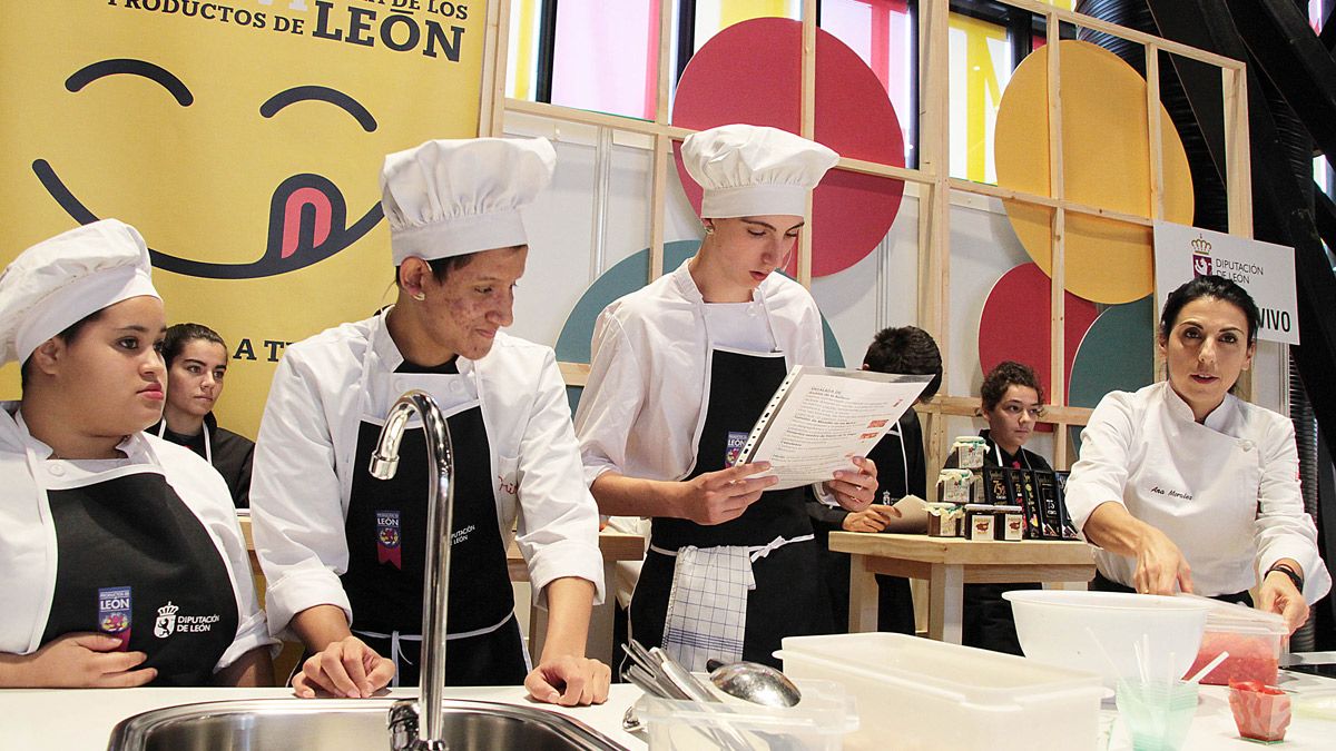 Alumnos y profesores del ciclo de Formación Profesional en Cocina del IES de Sahagún en una actividad de la Feria de los Productos de León. | ICAL