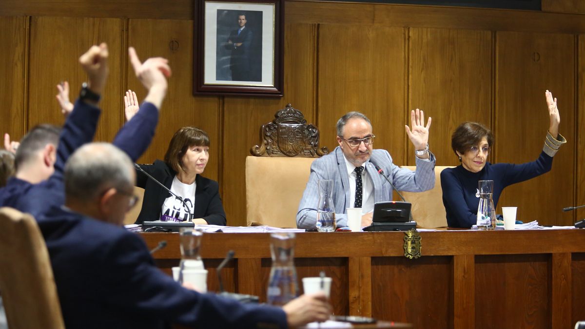 Votaciones a favor de las medidas por parte del equipo de Gobierno en el pleno. | ICAL