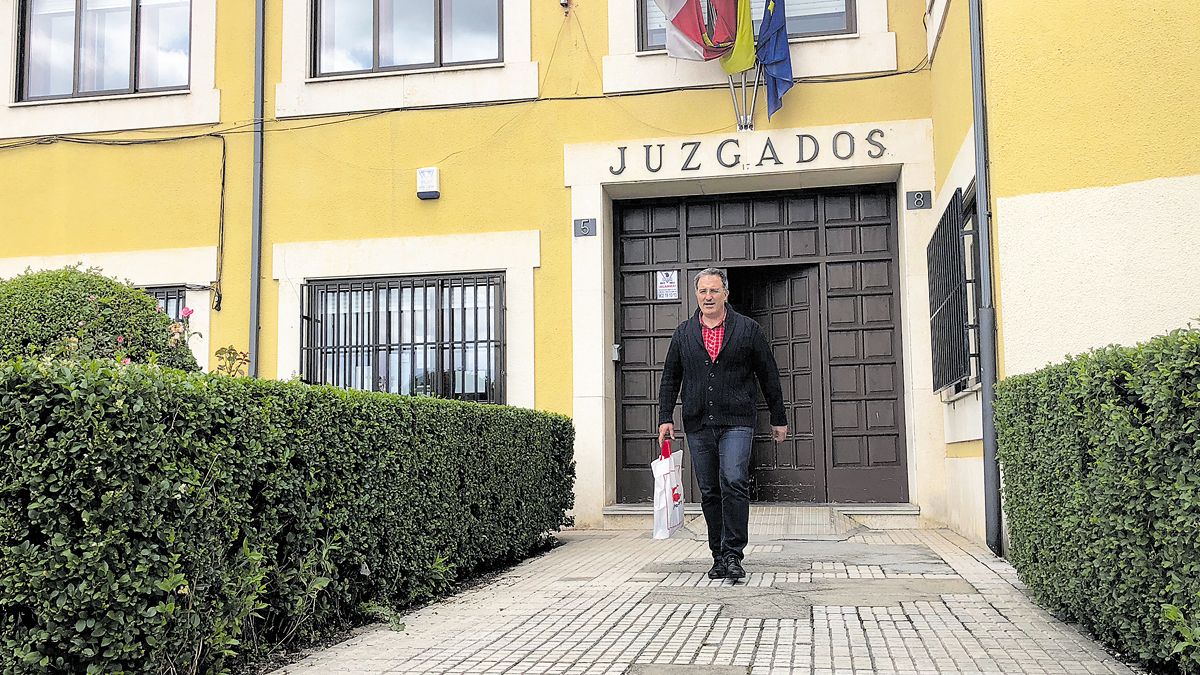 El ex alcalde de Astorga saliendo de los juzgados tras su declaración. | P.F.