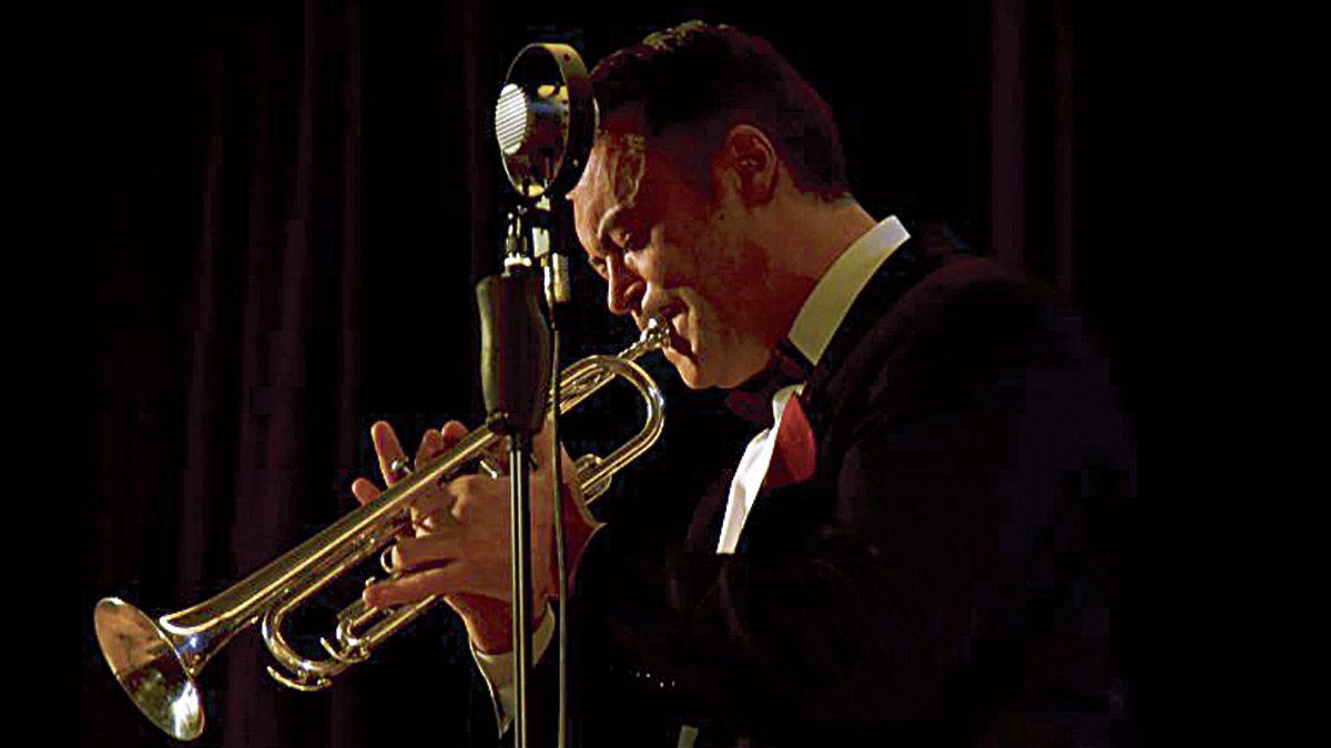 El cantante e instrumentista leonés Javier Arias durante una actuación. | MIGUEL SILVANO El cantante e instrumentista leonés Javier Arias durante una actuación. | MIGUEL SILVANO