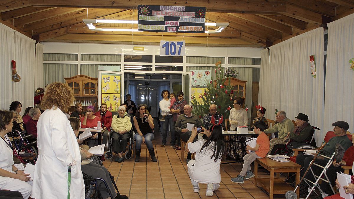 Un momento de la actuación ofrecida en la residencia de Vegaquemada. | A.H.