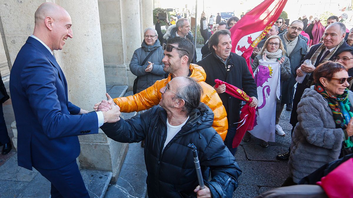 José Antonio Diez saliendo este viernes del pleno en el que se aprobó la moción sobre la autonomía de la Región Leonesa. | ICAL