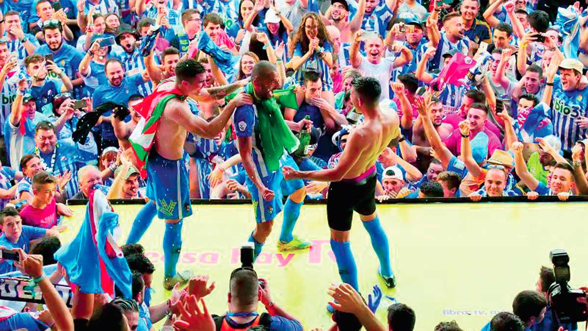 La Ponferradina celebra el ascenso logrado en el mes de junio sobre uno de los banquillos de El Toralín. | FRANCISCO L. POZO