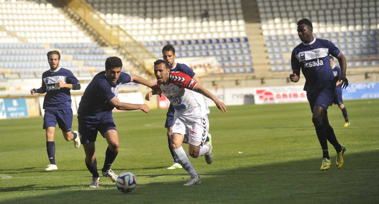 Mohamed Kamal en el partido ante el Marino de Luanco. | DANIEL MARTÍN
