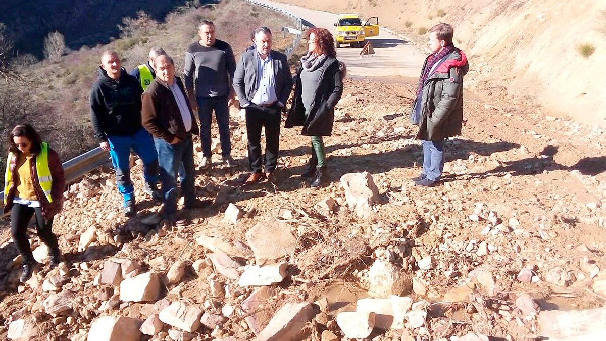 El presidente de la Diputación de León, Eduardo Morán, visita las obras de emergencia de la carretera de La Vid a Vegacervera. | ICAL