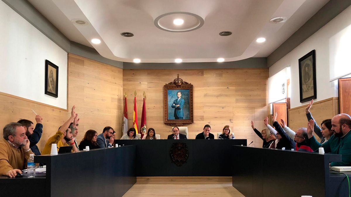 El pleno celebrado este lunes en el Ayuntamiento de La Bañeza. | ABAJO