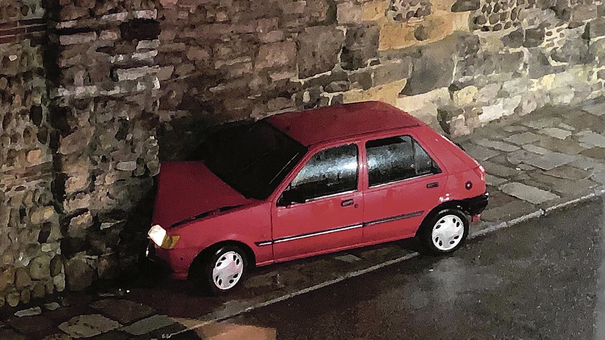 Impacto de un turismo contra la muralla en la calle Carreras (16-12-19).