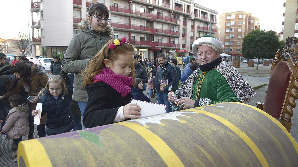 El barrio de la Palomera fue el lugar elegido para recoger las tradicionales cartas. | MAURICIO PEÑA