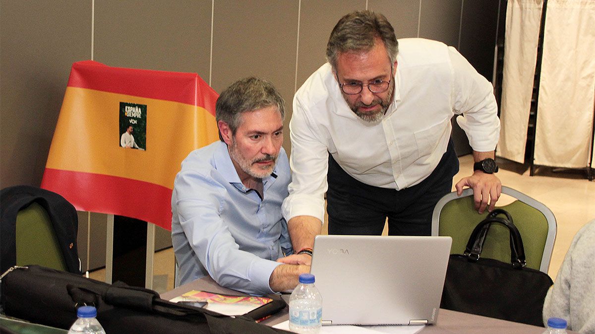 El diputado de Vox por León, Pablo Juan Calvo (izquierda), y el presidente del partido en León, Carlos Pollán. | ICAl