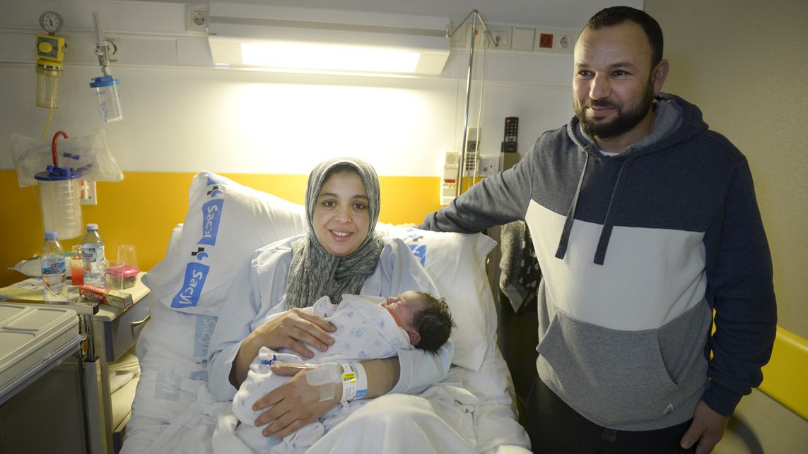 Amina en brazos de su madre, Ghzala, en la tarde de este miércoles en el Hospital de León. | MAURICIO PEÑA