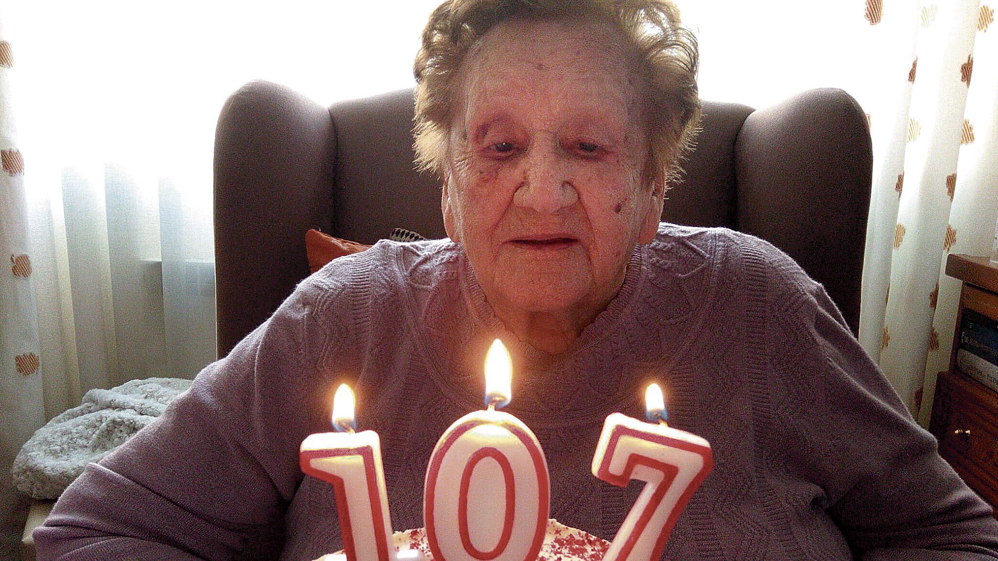 María Martín Rodríguez soplando las velas del 107 cumpleaños en Madrid, donde ahora vive con una hija.